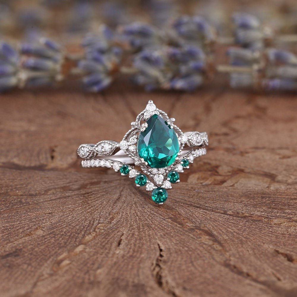 Art Deco Style Pear Emerald Engagement Ring with V - Shaped Band Ring Set - anerjuly