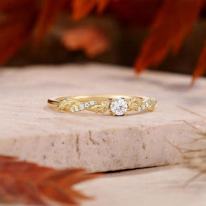 Vintage Round Accent Leaf Vine Curved Wedding Band