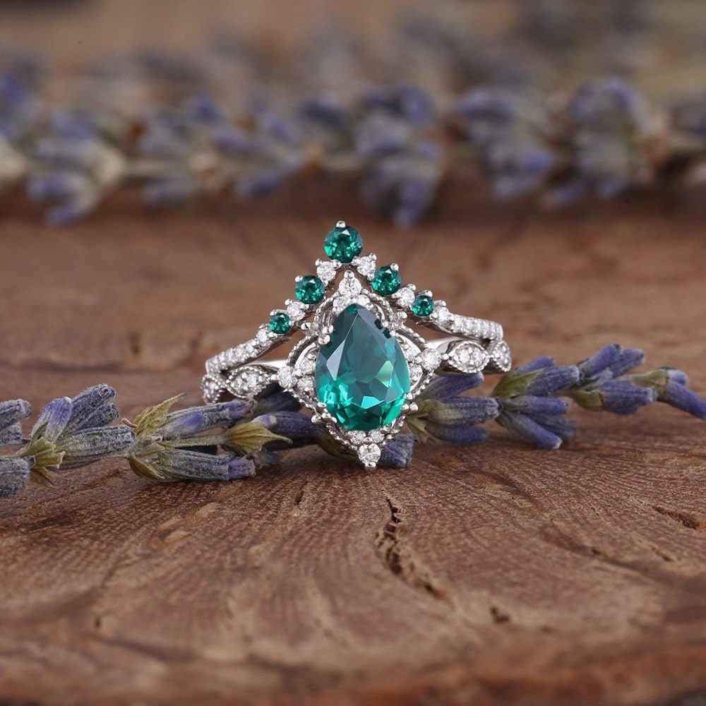 Art Deco Style Pear Emerald Engagement Ring with V - Shaped Band Ring Set - anerjuly