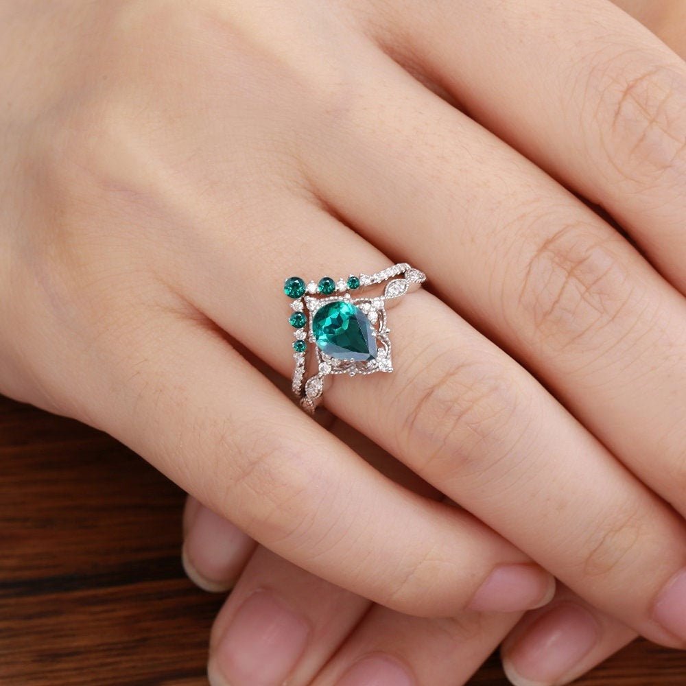 Art Deco Style Pear Emerald Engagement Ring with V - Shaped Band Ring Set - anerjuly