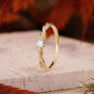 Vintage Round Accent Leaf Vine Curved Wedding Band