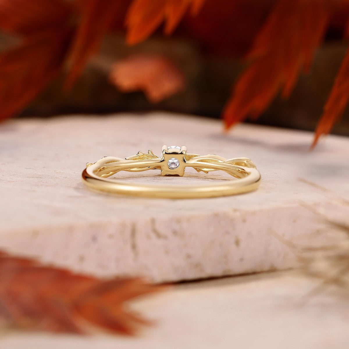 Vintage Round Accent Leaf Vine Curved Wedding Band